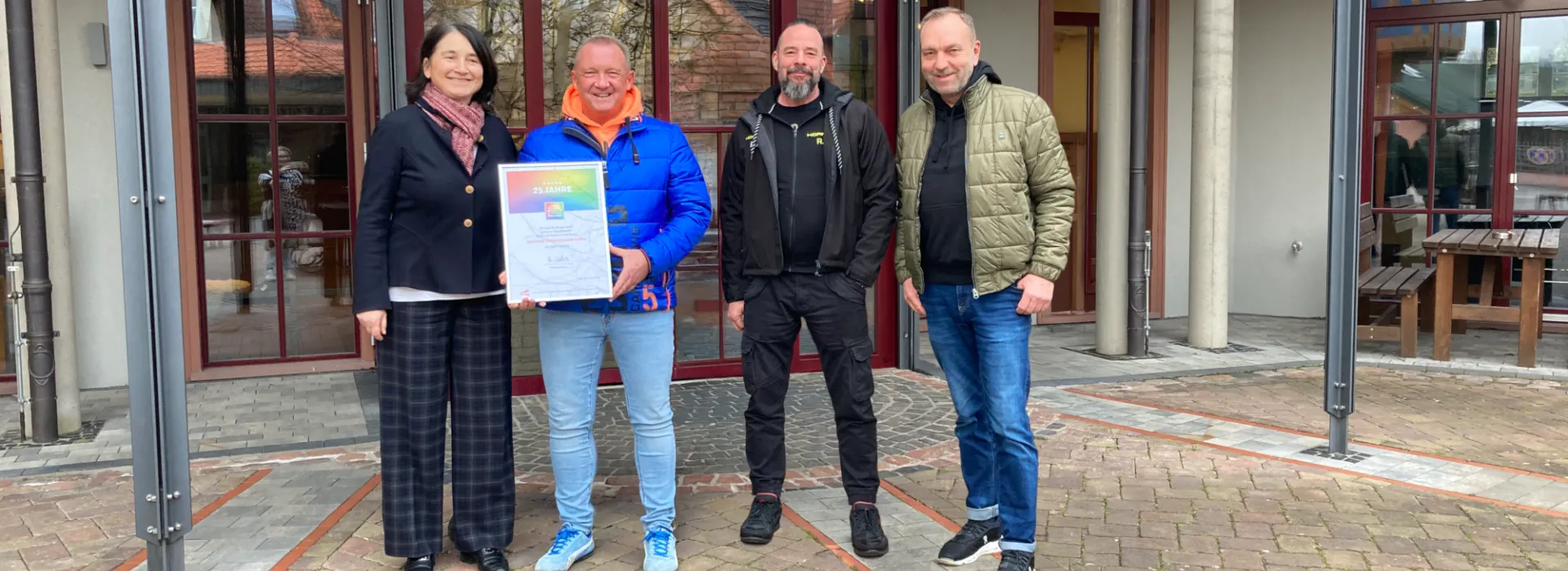 Margarita Debos, Axalta Netzwerke Managerin, war im Rahmen der Five Star Betriebsbesuche vor Ort in den Karosserie- und Lackierbetrieben von Mathias Zimmermann, Roger Hornung und Ivo Baumgarten (von links nach rechts). 